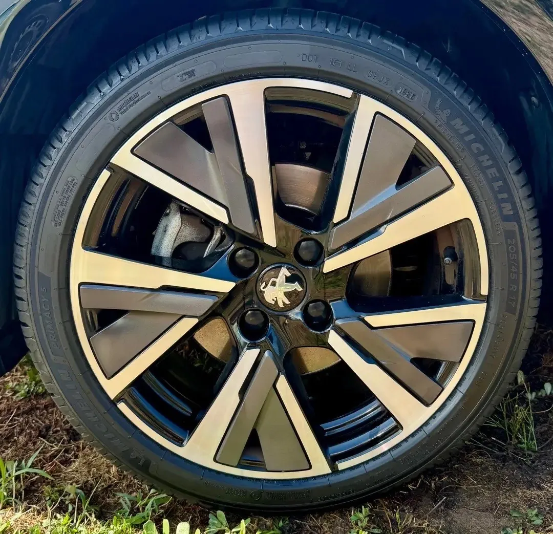 Jante automobile propre après nettoyage extérieur FreshUp