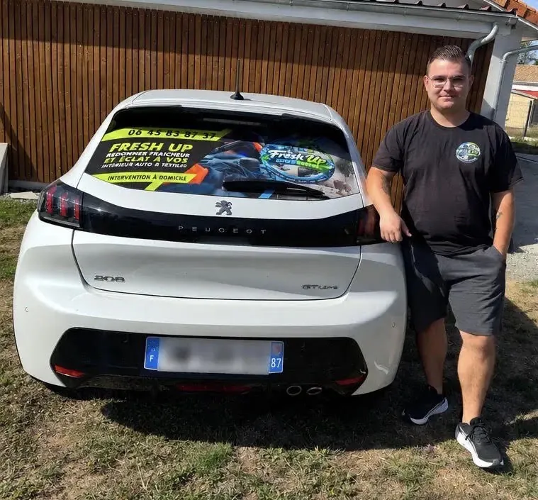 Quentin Laplaud, fondateur de FreshUp, avec son véhicule
